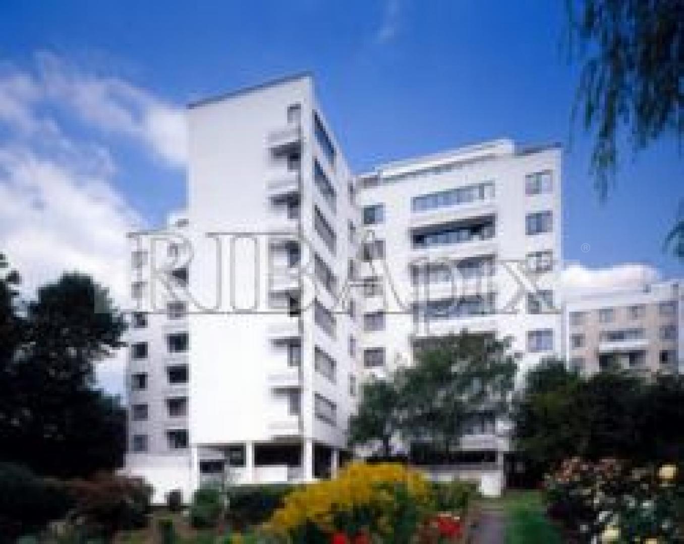 			Wondeful apartment in this landmark listed building. Inclusive of Heating!, 3 Bedroom, 1 bath, 1 reception Serviced Apartments			 Highpoint, North Hill, HIGHGATE